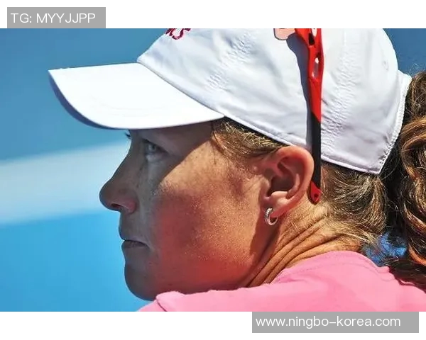 莎拉波娃与斯托瑟激战再续网球场上的巅峰对决引发热议