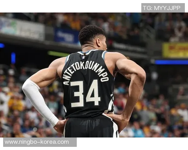 雄鹿与猛龙激战正酣黑白直播带你领略精彩瞬间 雄鹿与猛龙激战正酣黑白直播带你领略精彩瞬间